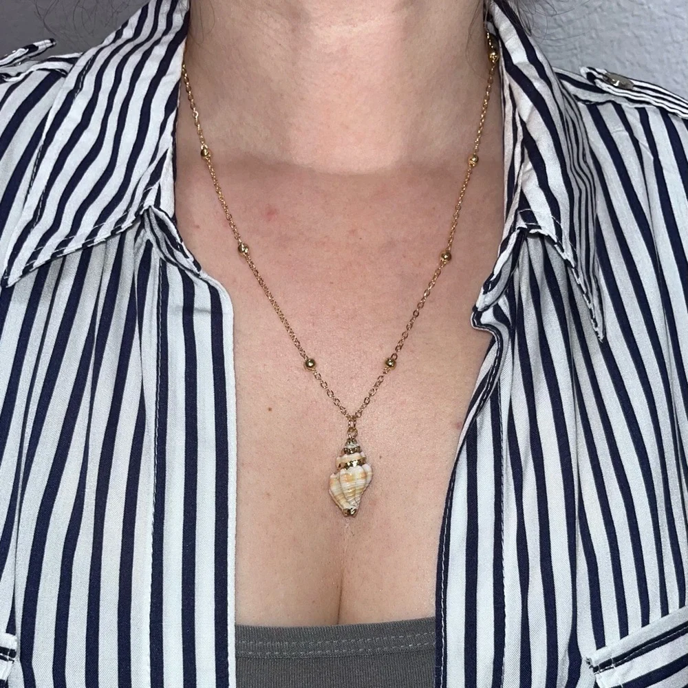 🫧Dainty Gold and White SeaShell Pendant Necklace🫧 - Picture 3 of 7